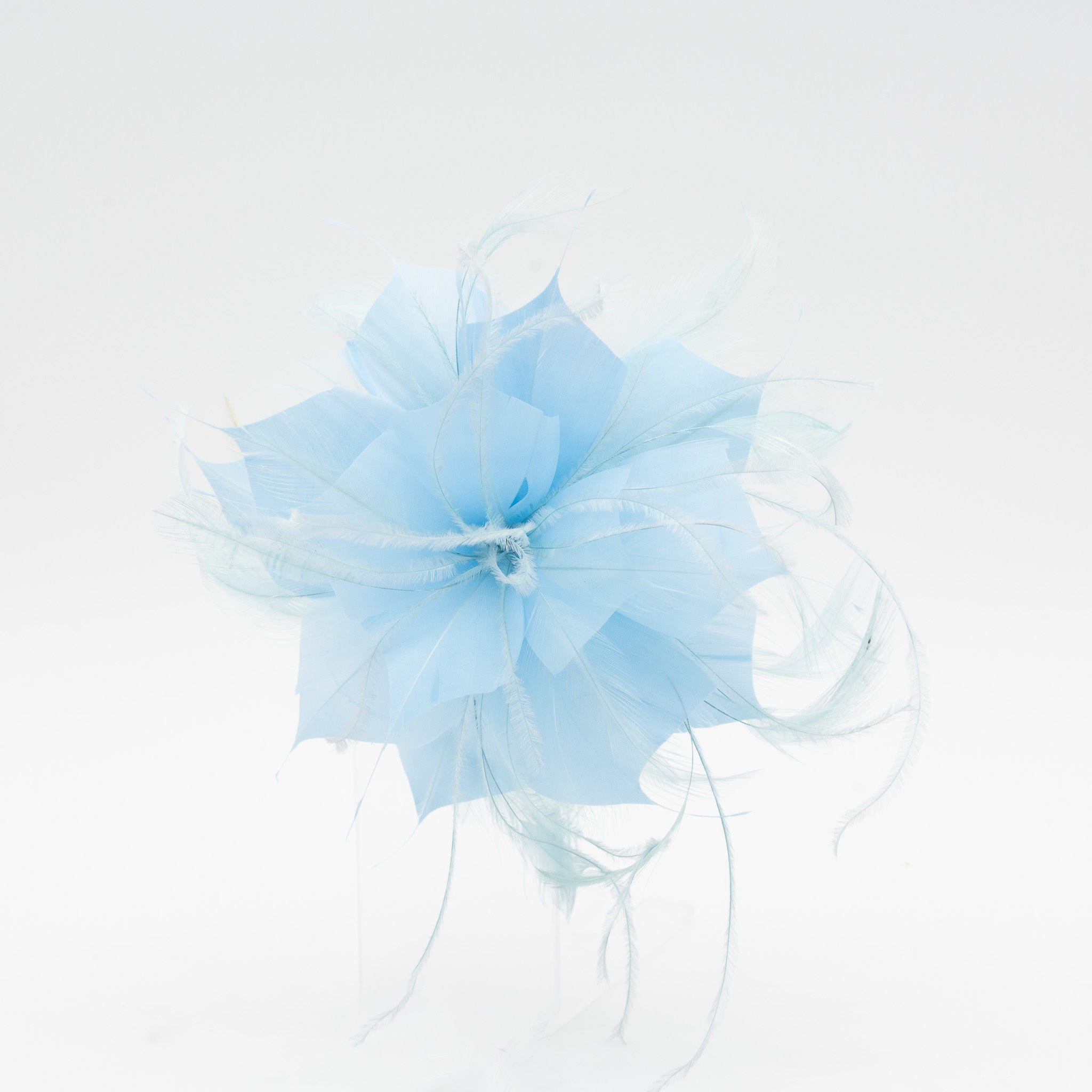 Tocado de fiesta celeste pequeño con plumas ligeras, sujeción con pinza y broche, ideal para bodas y eventos