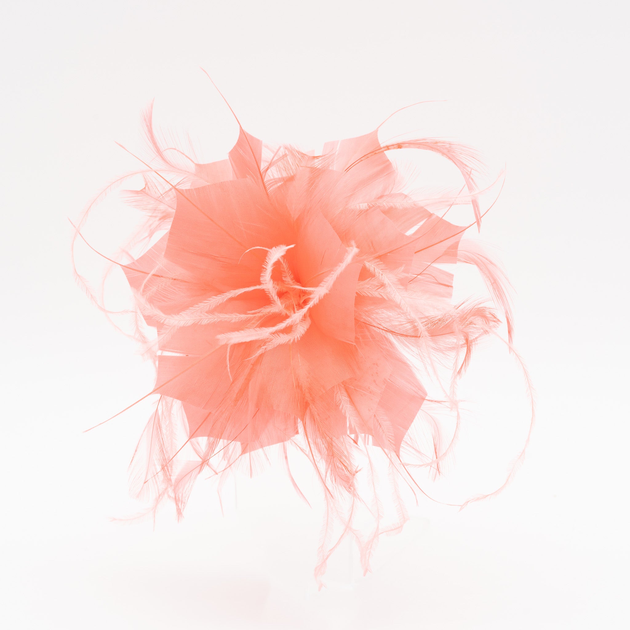 Tocado de fiesta coral pequeño con plumas ligeras, sujeción con pinza y broche, ideal para bodas y eventos