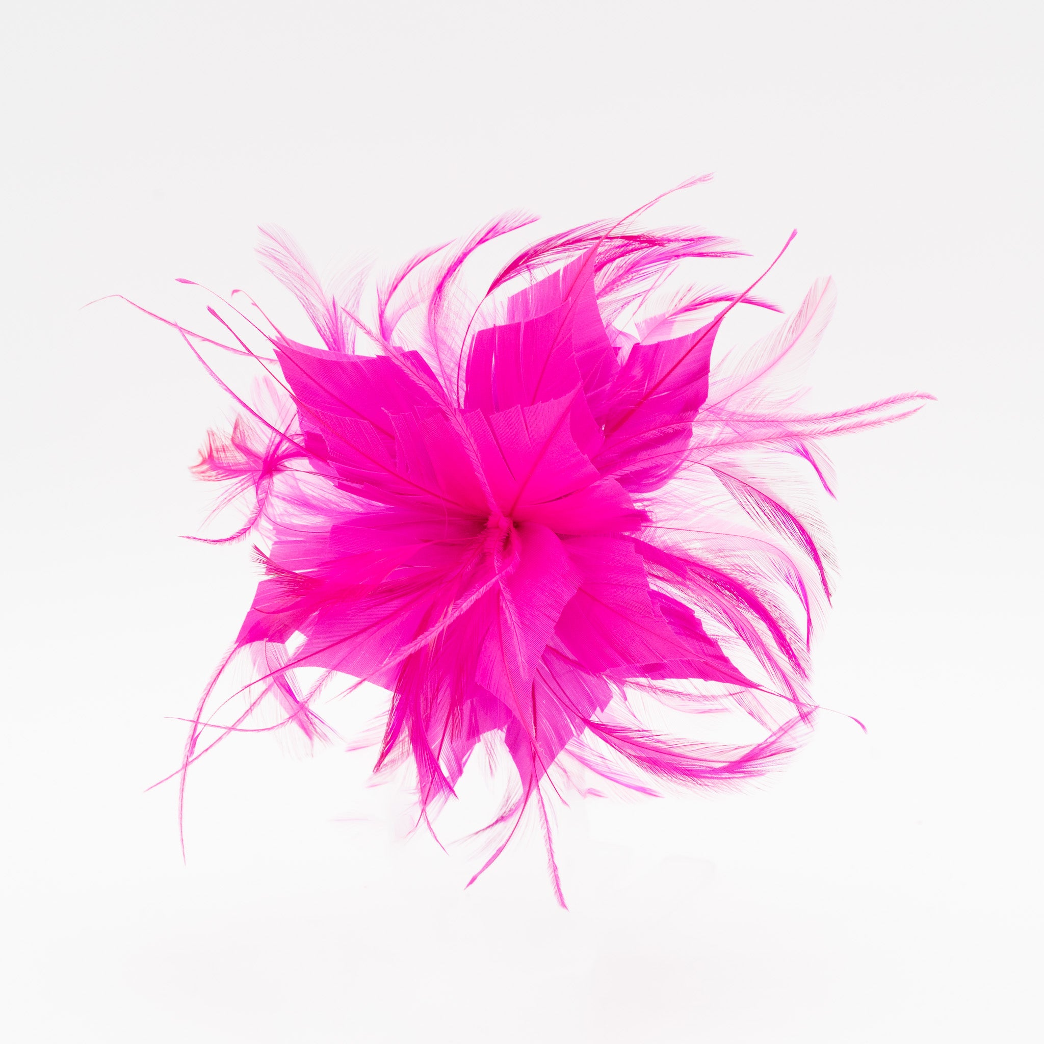 Tocado de fiesta fucsia pequeño con plumas ligeras, sujeción con pinza y broche, ideal para bodas y eventos