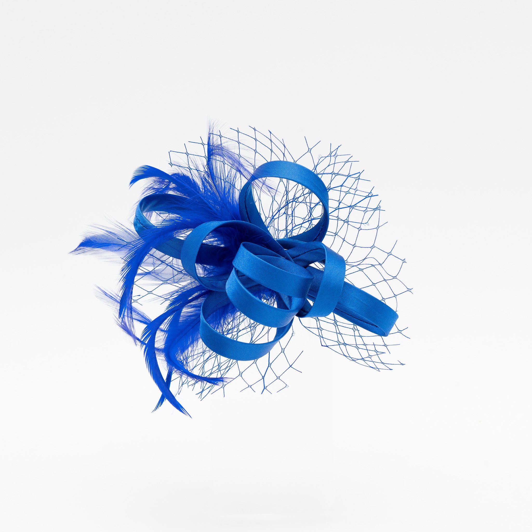 Tocado de fiesta azulón pequeño con plumas, lazo decorativo y redecilla, ideal para eventos y bodas