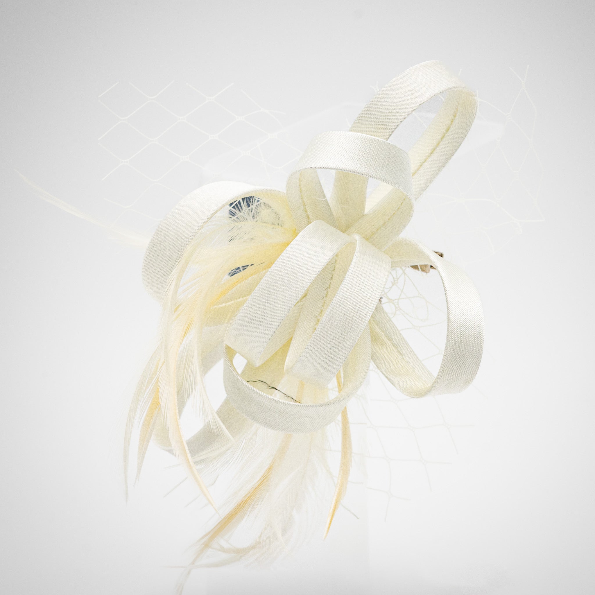 Tocado de fiesta beige pequeño con plumas, lazo decorativo y redecilla, ideal para eventos y bodas