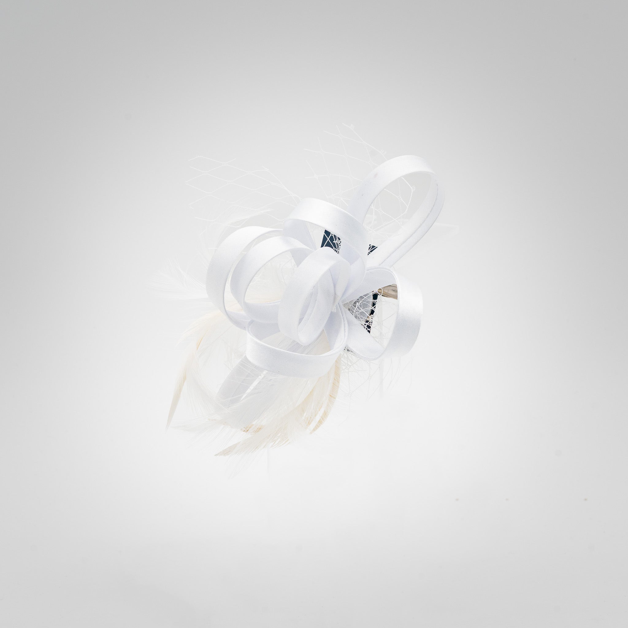 Tocado de fiesta blanco pequeño con plumas, lazo decorativo y redecilla, ideal para eventos y bodas