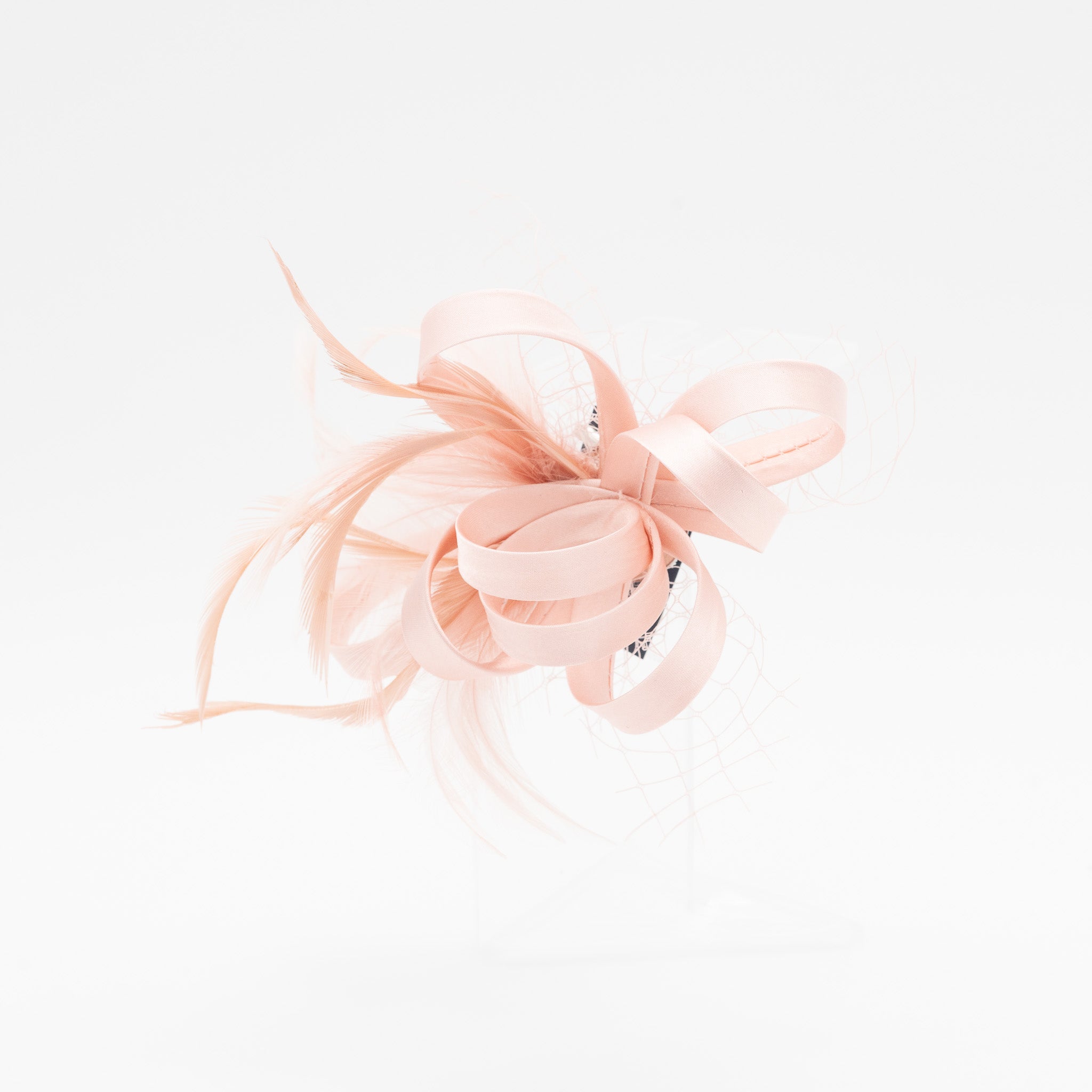 Tocado de fiesta rosa palo pequeño con plumas, lazo decorativo y redecilla, ideal para eventos y bodas