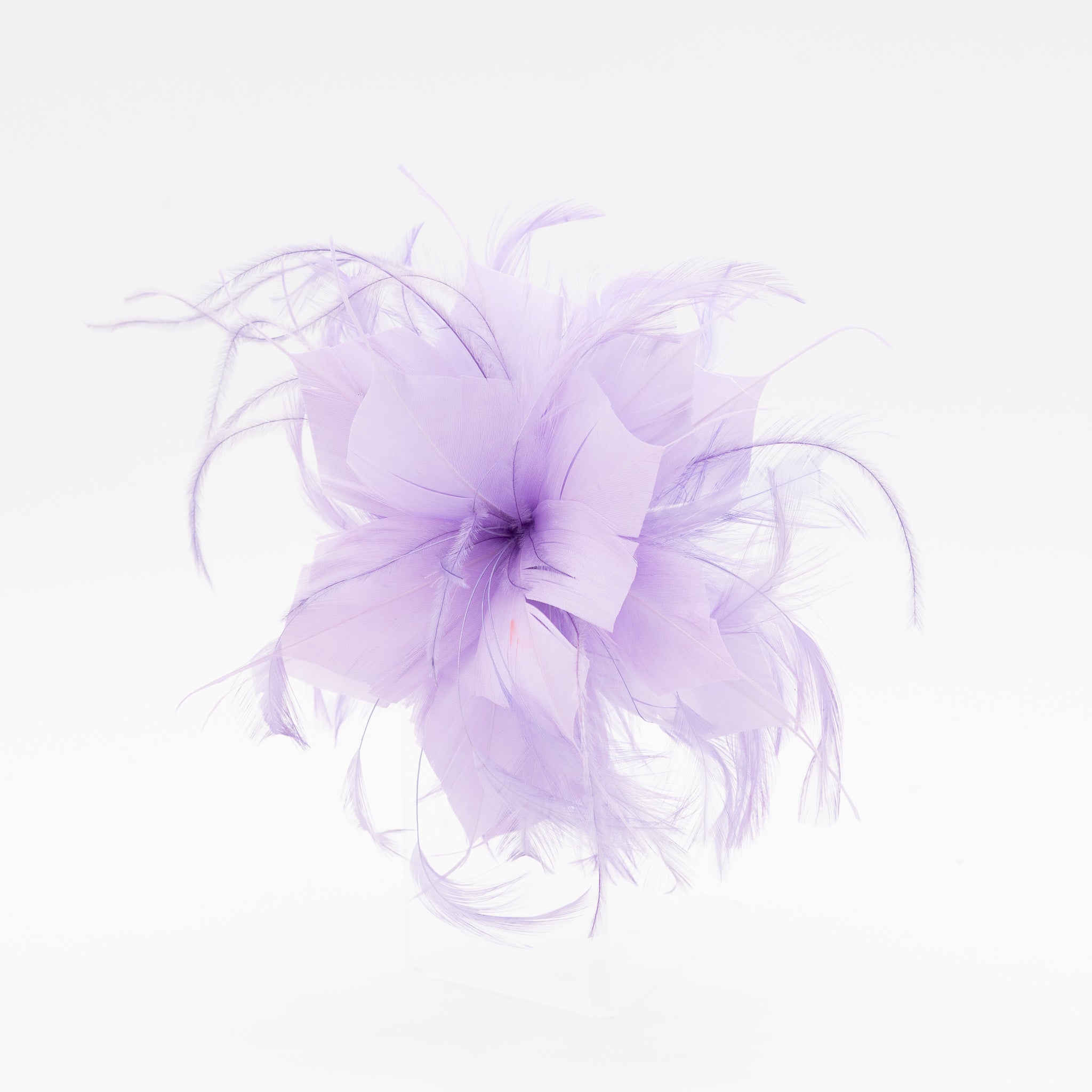 Tocado de fiesta lila pequeño con plumas ligeras, sujeción con pinza y broche, ideal para bodas y eventos