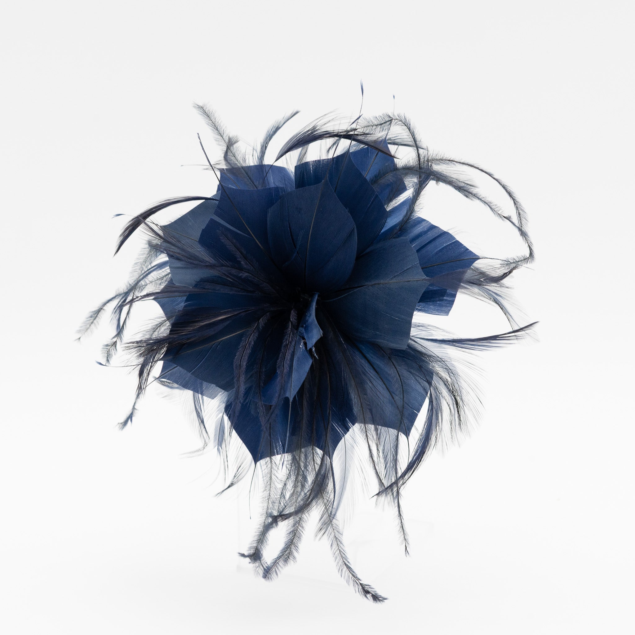 Tocado de fiesta marino pequeño con plumas ligeras, sujeción con pinza y broche, ideal para bodas y eventos