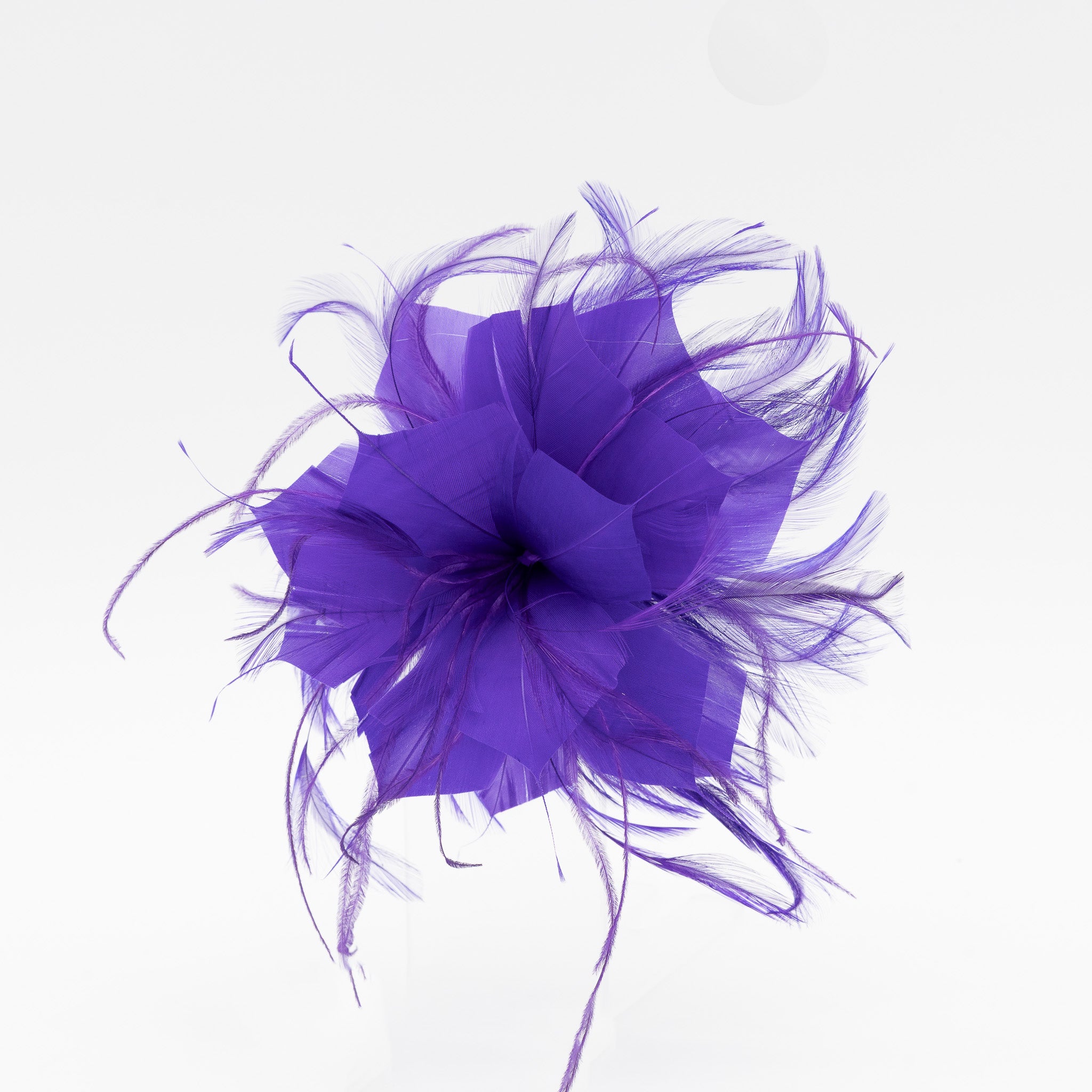 Tocado de fiesta morado pequeño con plumas ligeras, sujeción con pinza y broche, ideal para bodas y eventos