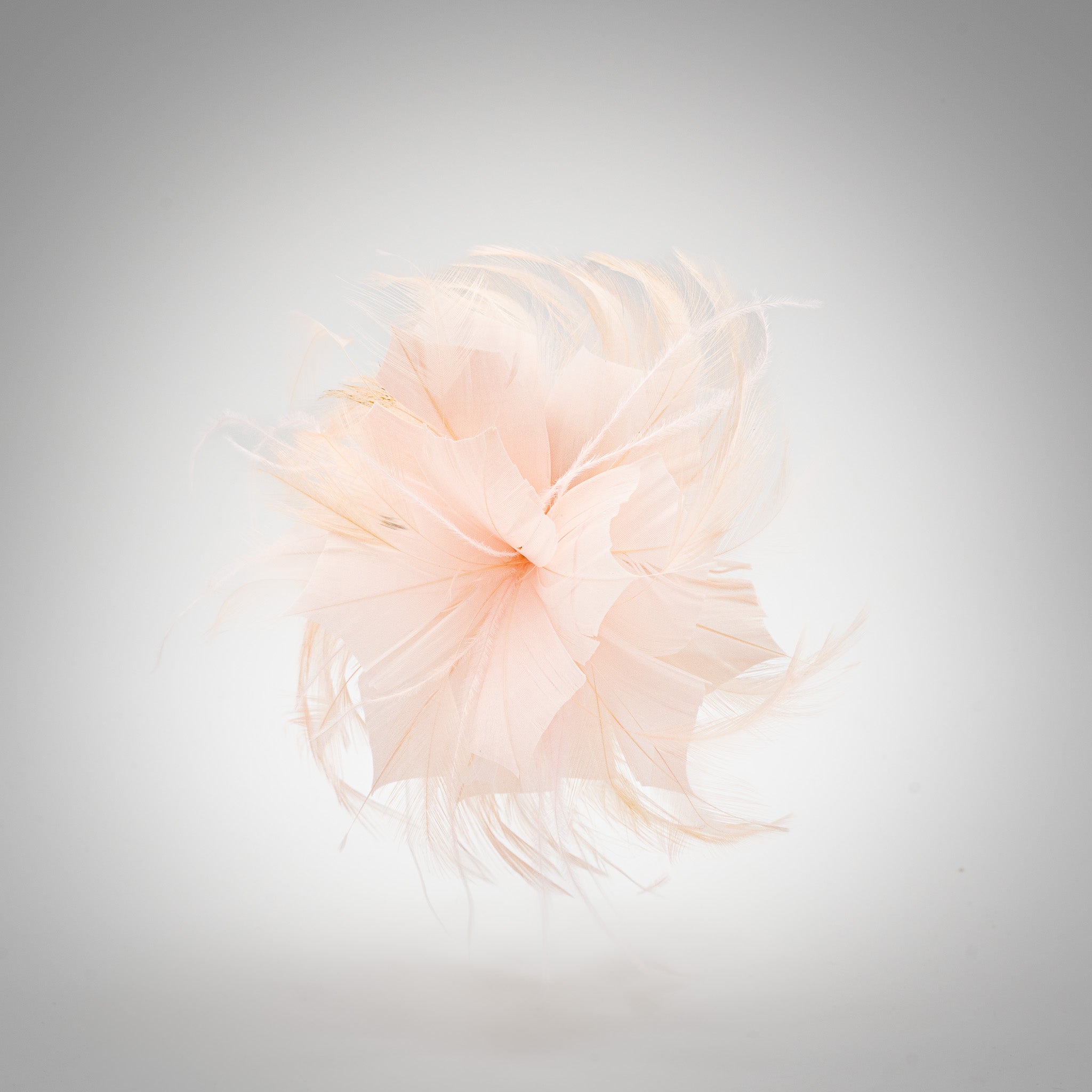 Tocado de fiesta nude pequeño con plumas ligeras, sujeción con pinza y broche, ideal para bodas y eventos