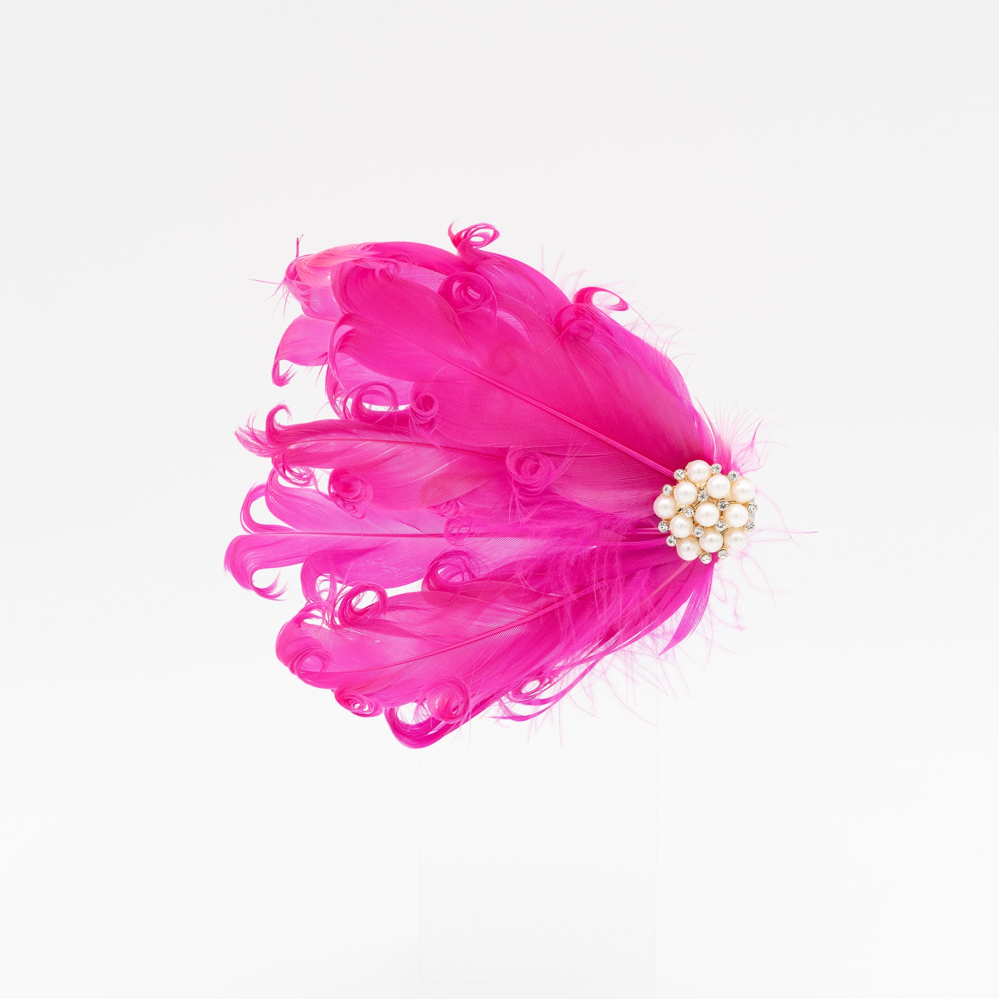 Tocado de fiesta fucsia pequeño decorado con plumas y centro de perlas, con pinza para fácil sujeción