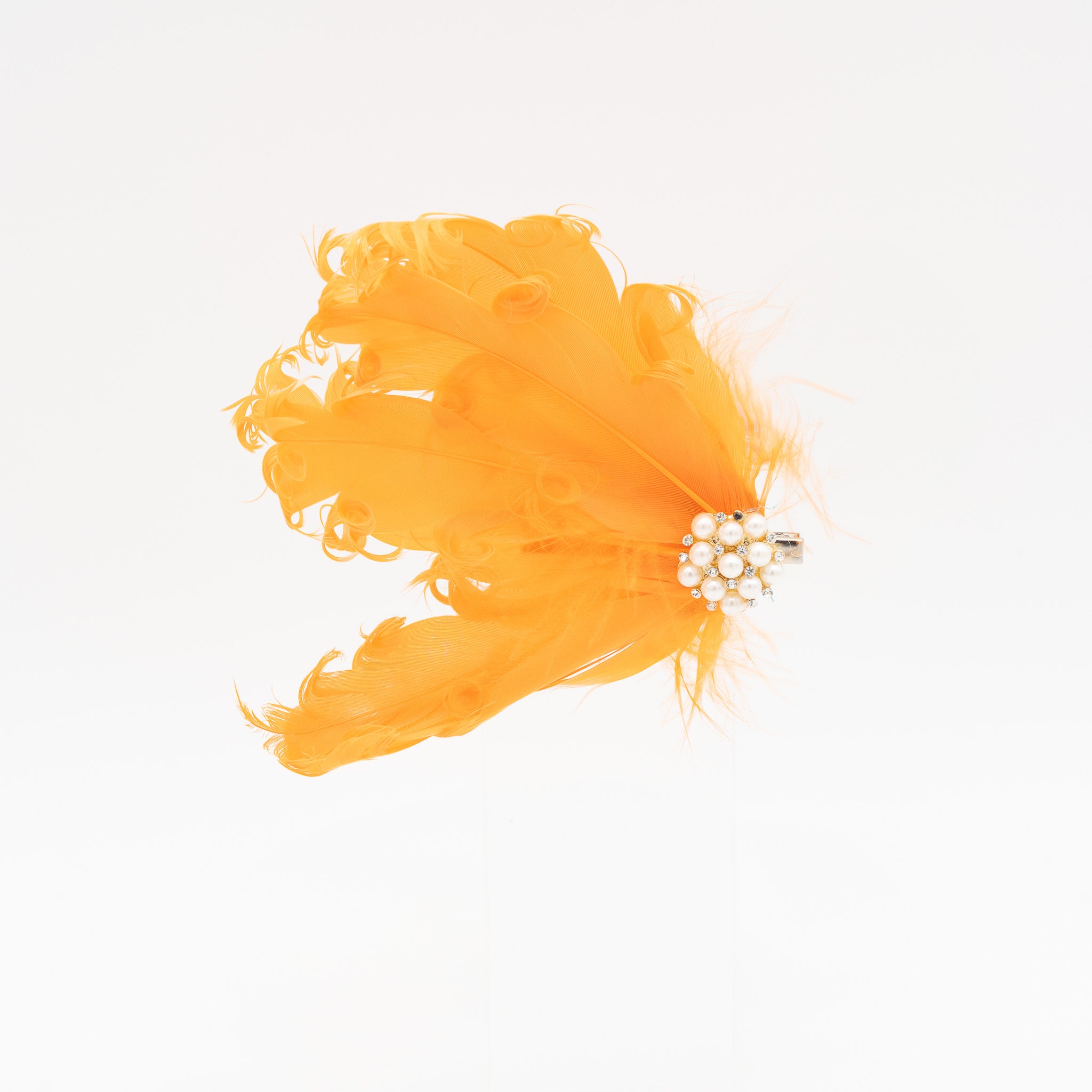 Tocado de fiesta naranja pequeño decorado con plumas y centro de perlas, con pinza para fácil sujeción