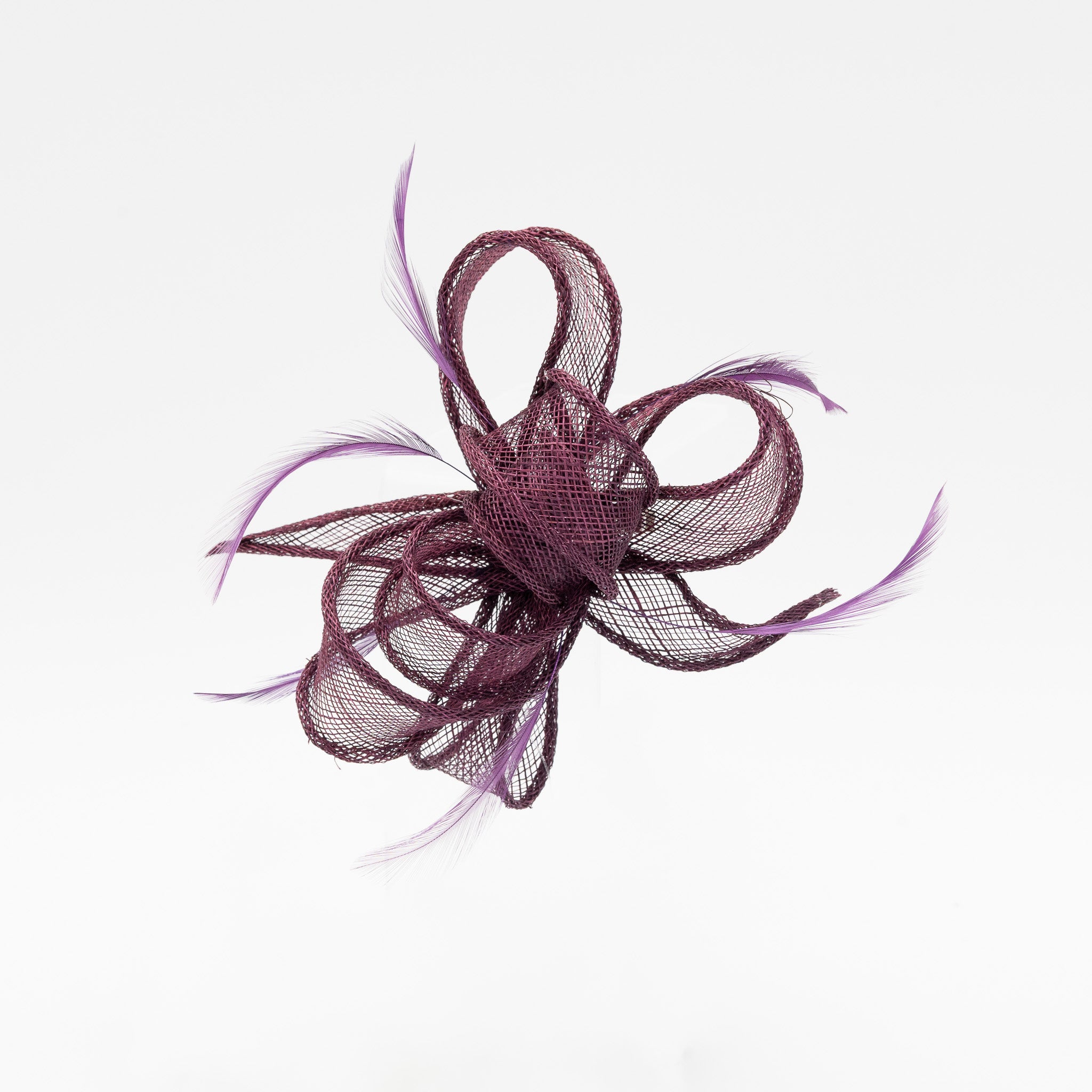 Tocado de fiesta berenjena pequeño con plumas, cierre pinza y broche, elegante para eventos