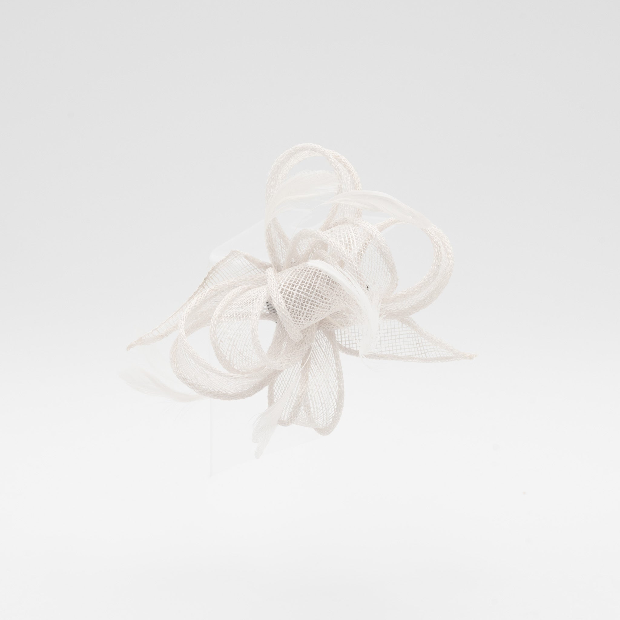 Tocado de fiesta blanco pequeño con plumas, cierre pinza y broche, elegante para eventos