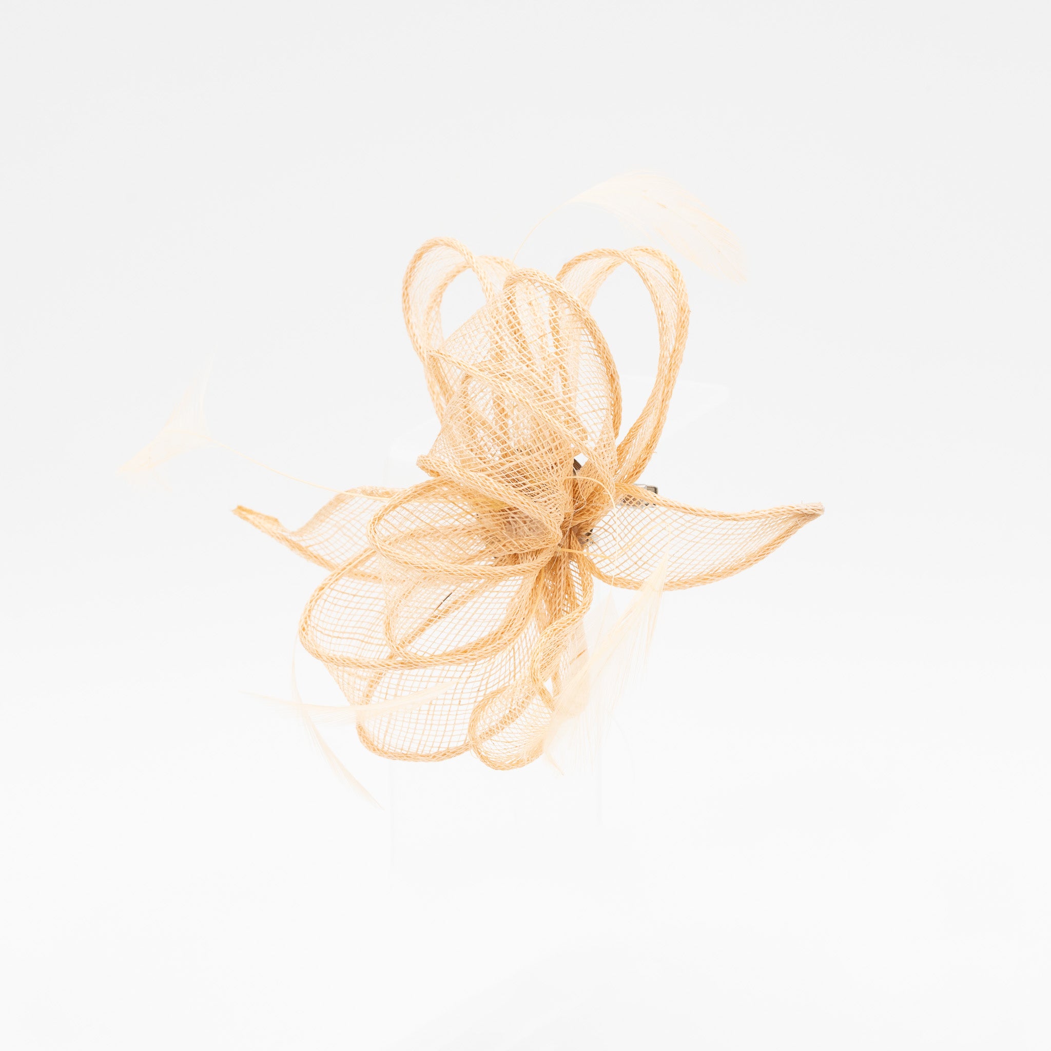 Tocado de fiesta nude pequeño con plumas, cierre pinza y broche, elegante para eventos