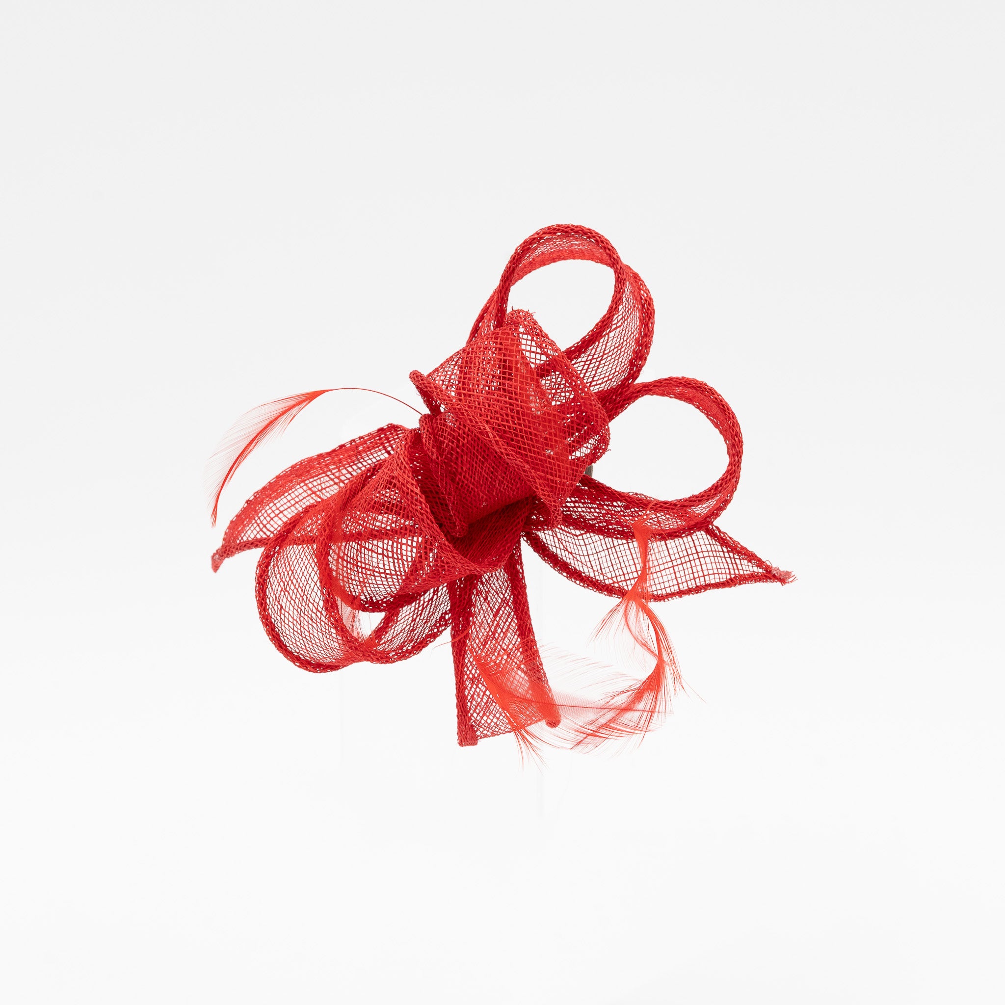 Tocado de fiesta rojo pequeño con plumas, cierre pinza y broche, elegante para eventos