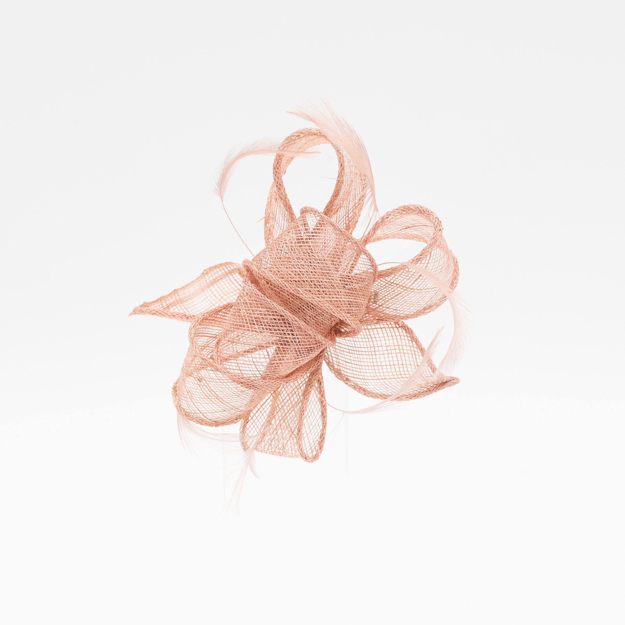 Tocado de fiesta rosa palo pequeño con plumas, cierre pinza y broche, elegante para eventos