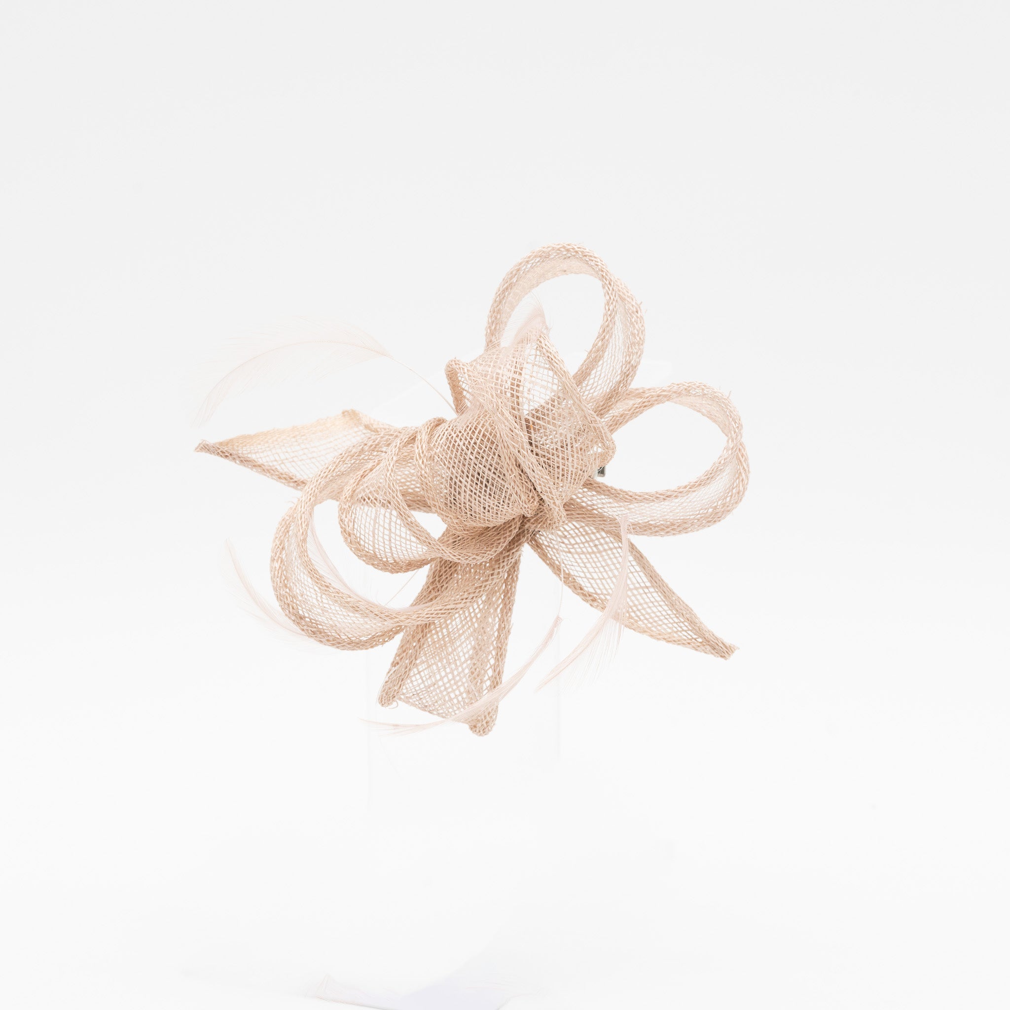Tocado de fiesta taupe claro pequeño con plumas, cierre pinza y broche, elegante para eventos