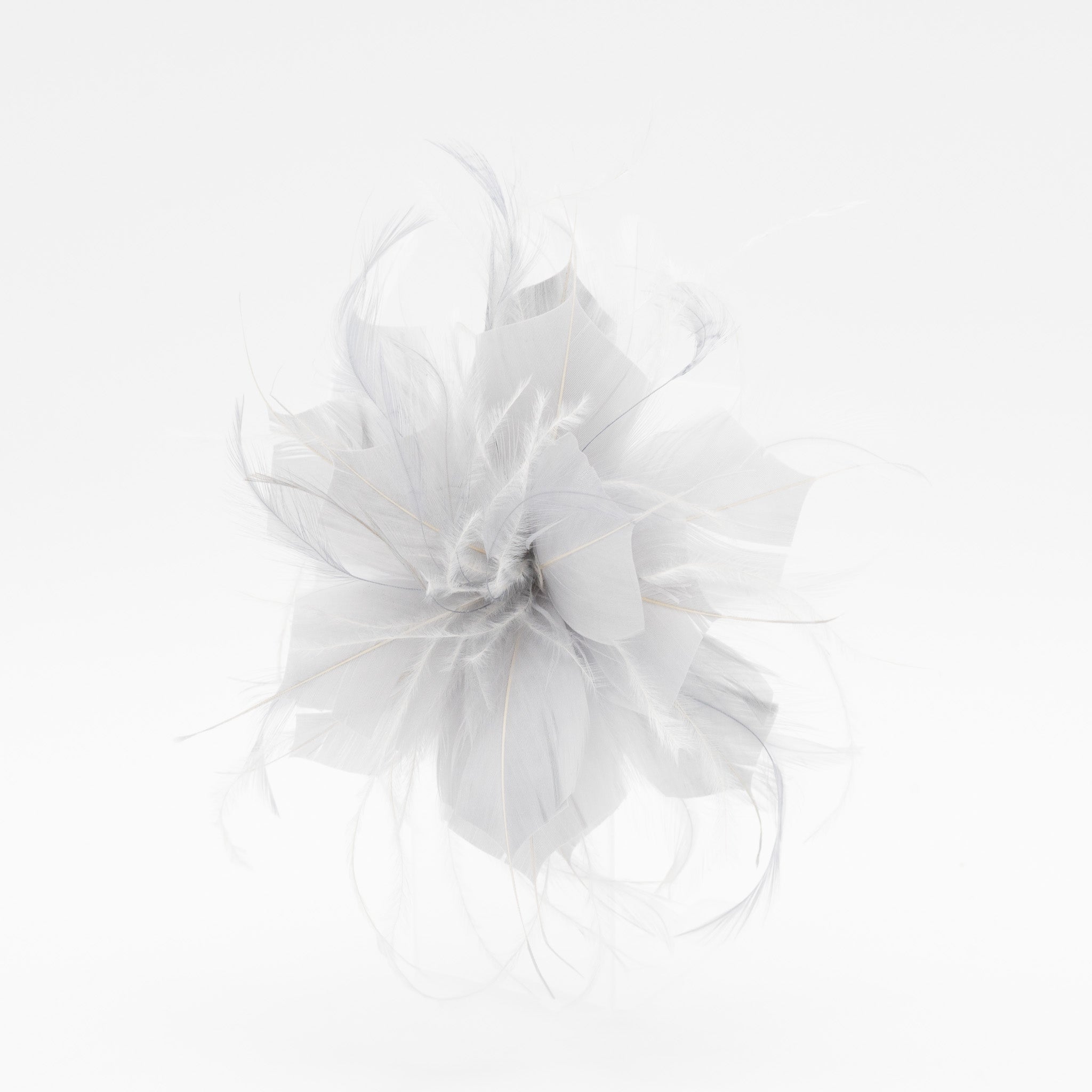 Tocado de fiesta plata pequeño con plumas ligeras, sujeción con pinza y broche, ideal para bodas y eventos