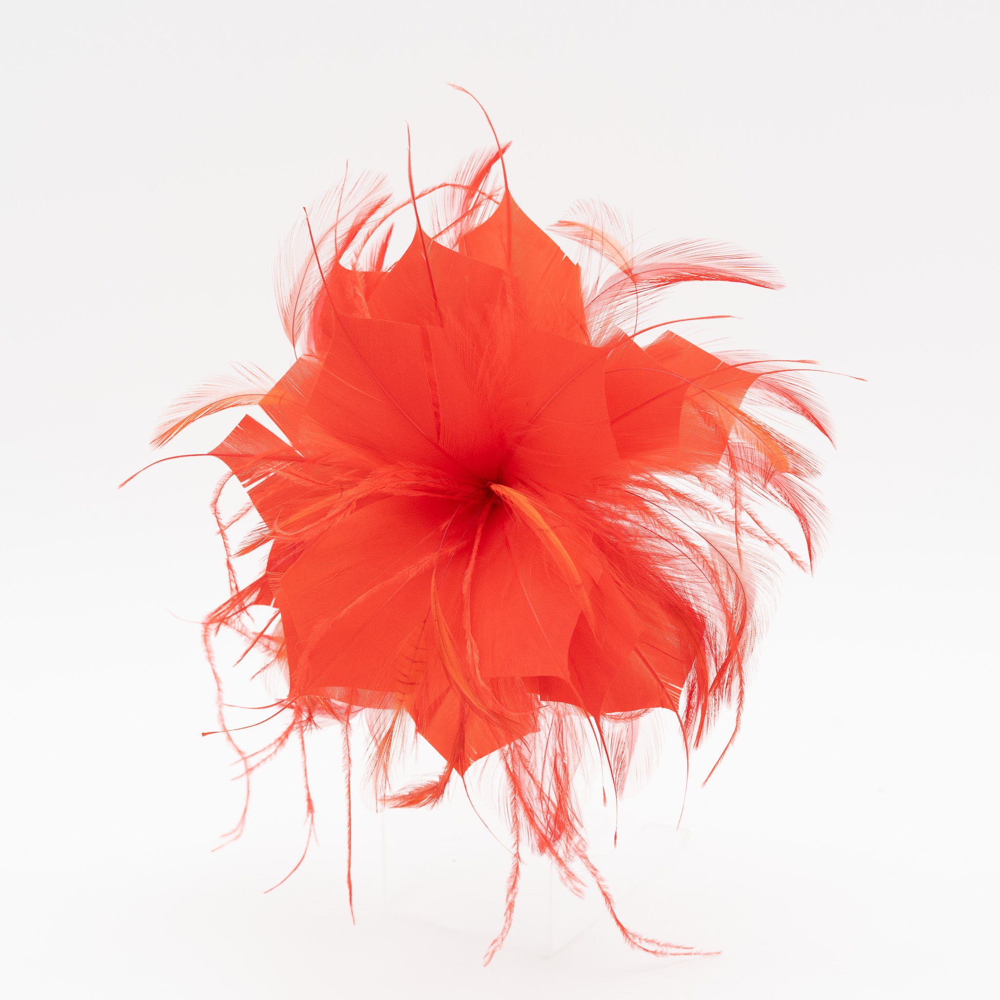 Tocado de fiesta rojo pequeño con plumas ligeras, sujeción con pinza y broche, ideal para bodas y eventos