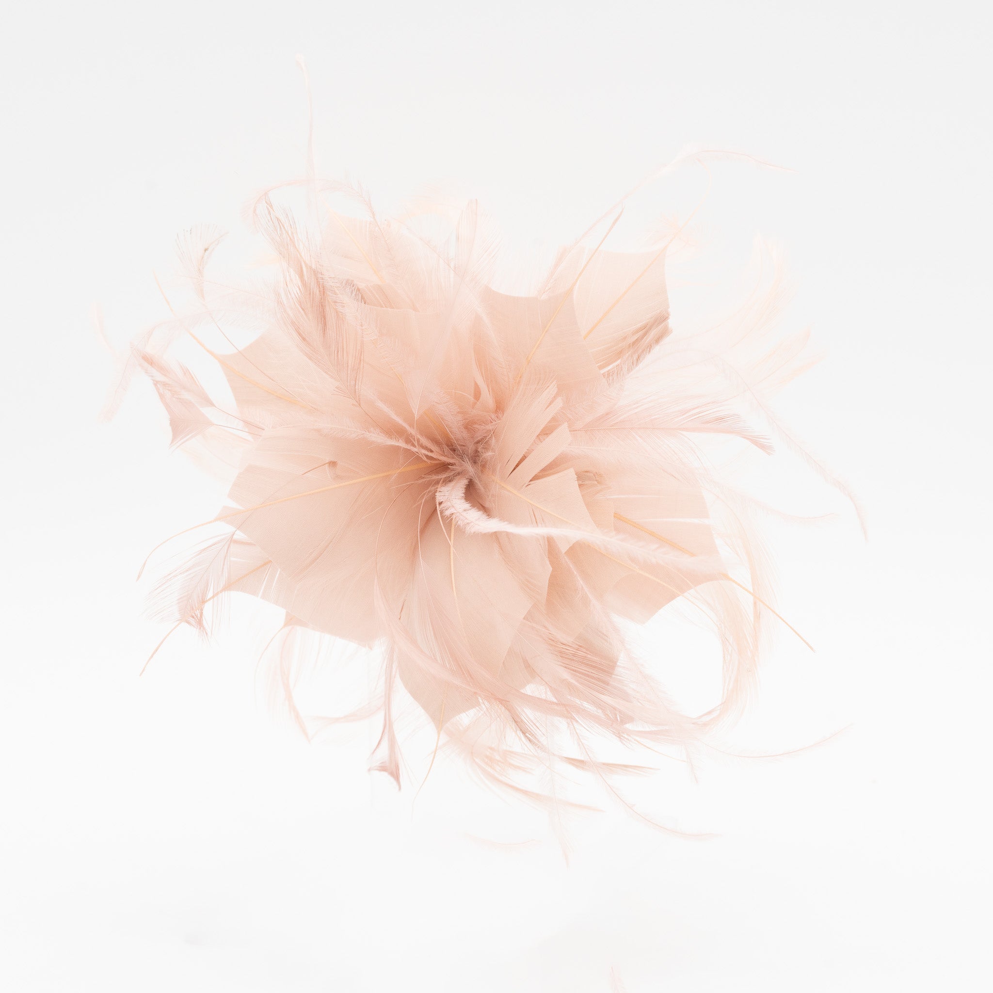 Tocado de fiesta rosa palo pequeño con plumas ligeras, sujeción con pinza y broche, ideal para bodas y eventos