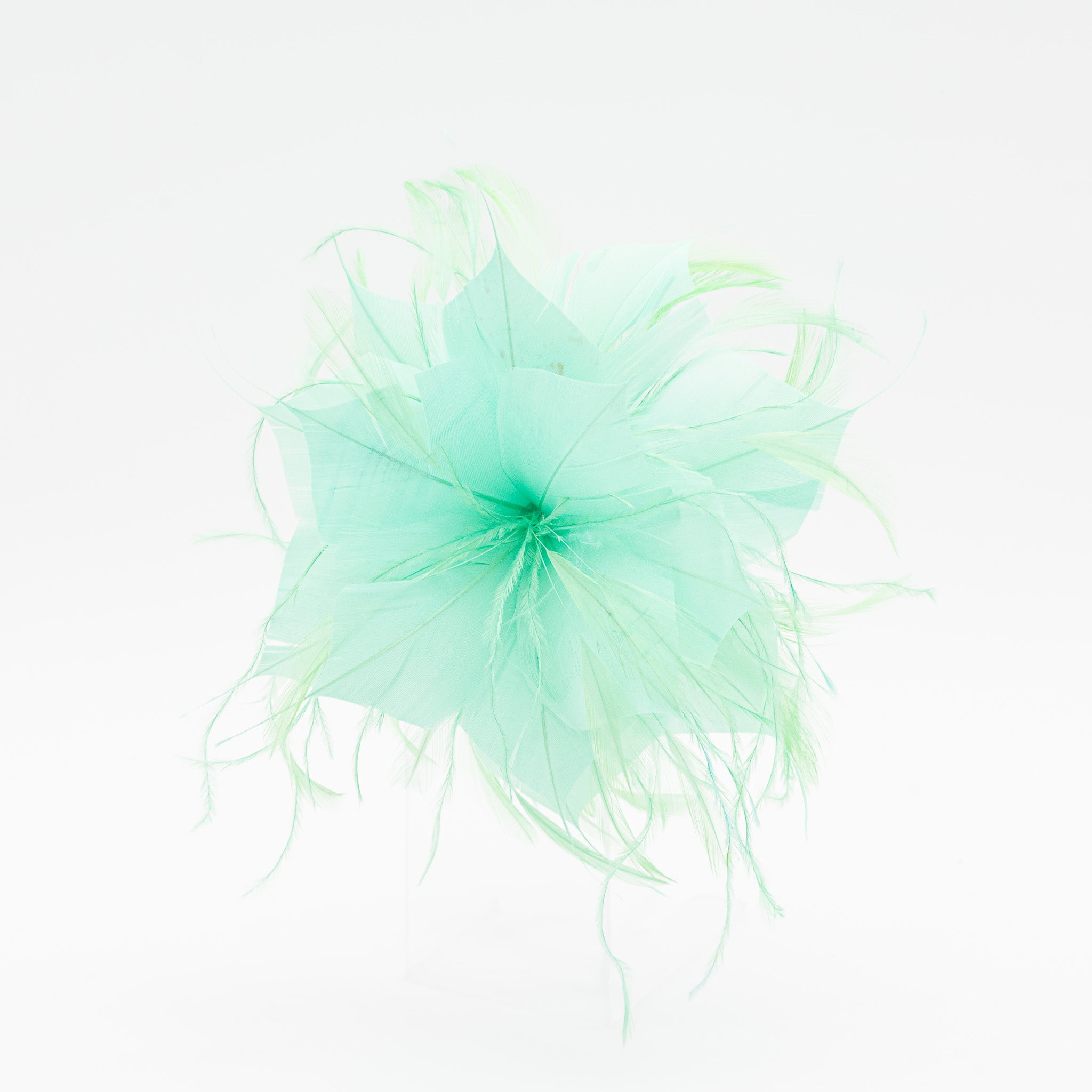 Tocado de fiesta verde agua pequeño con plumas ligeras, sujeción con pinza y broche, ideal para bodas y eventos