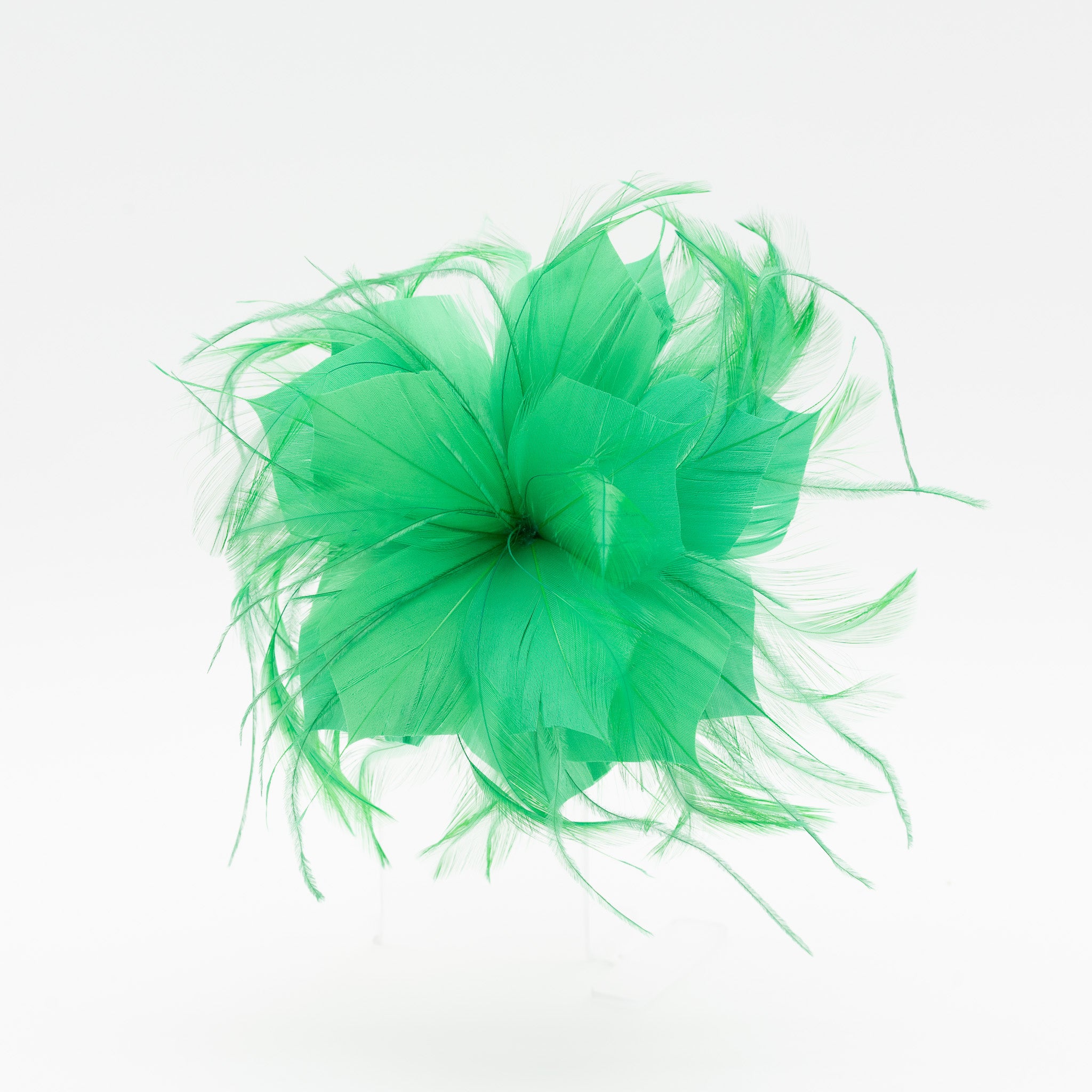 Tocado de fiesta verde hierba pequeño con plumas ligeras, sujeción con pinza y broche, ideal para bodas y eventos