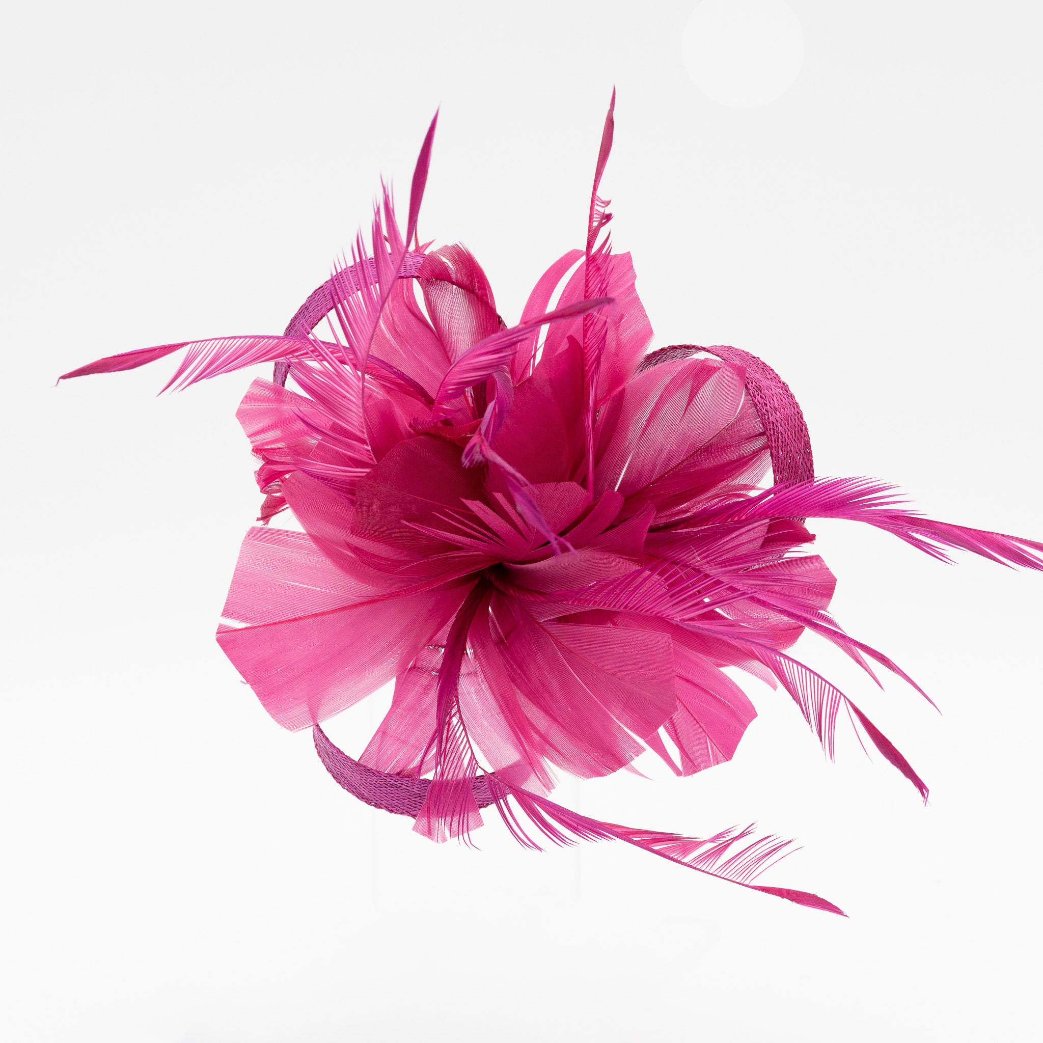 Tocado pequeño buganvilla adornado con plumas elegantes, ideal para eventos especiales