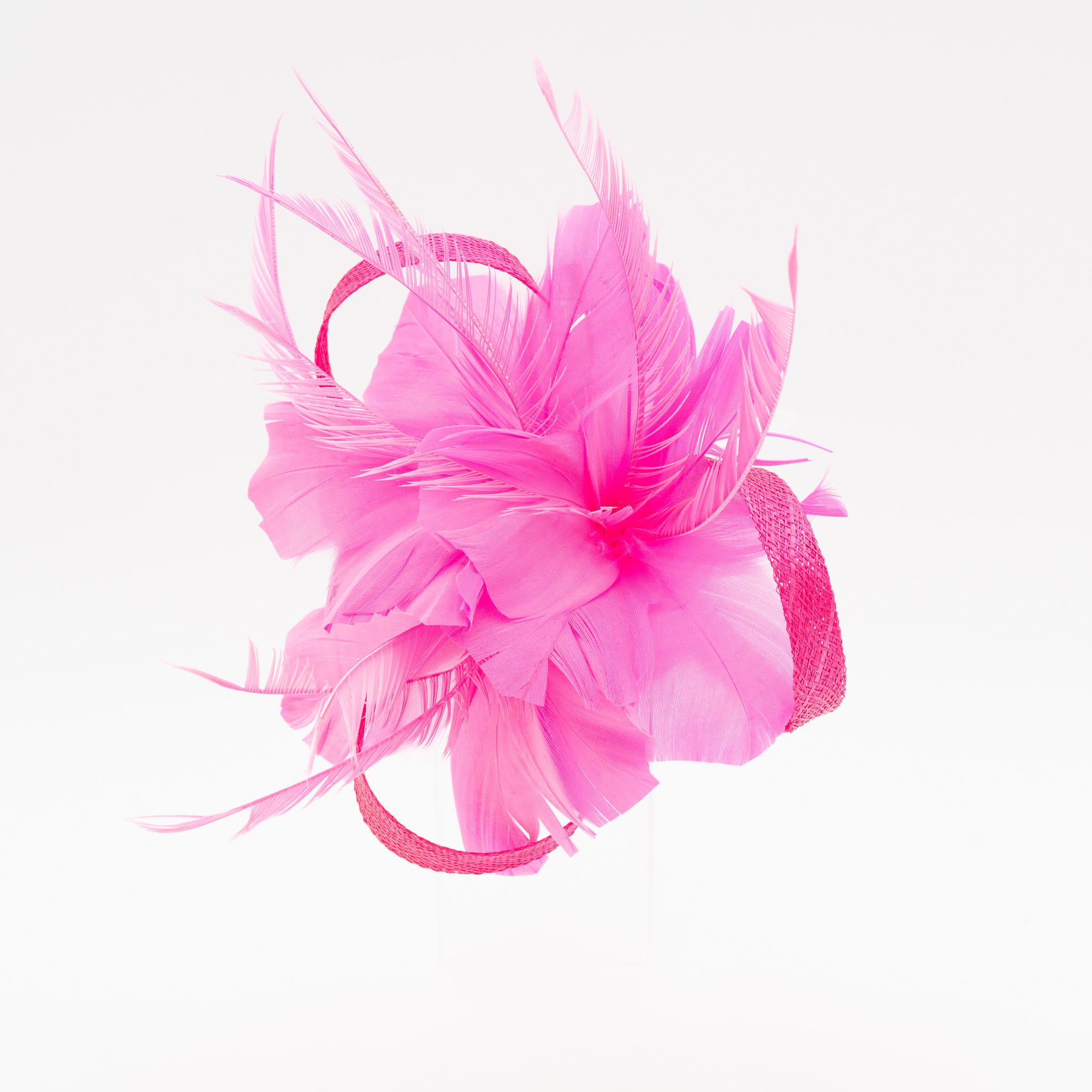 Tocado pequeño fucsia adornado con plumas elegantes, ideal para eventos especiales