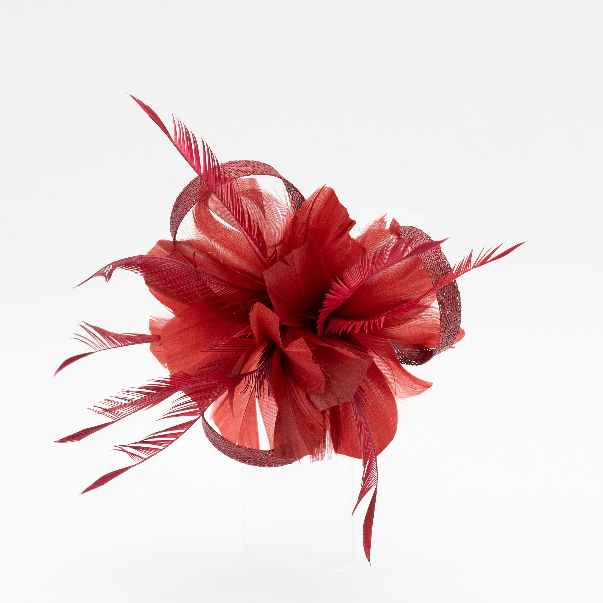 Tocado pequeño granate adornado con plumas elegantes, ideal para eventos especiales