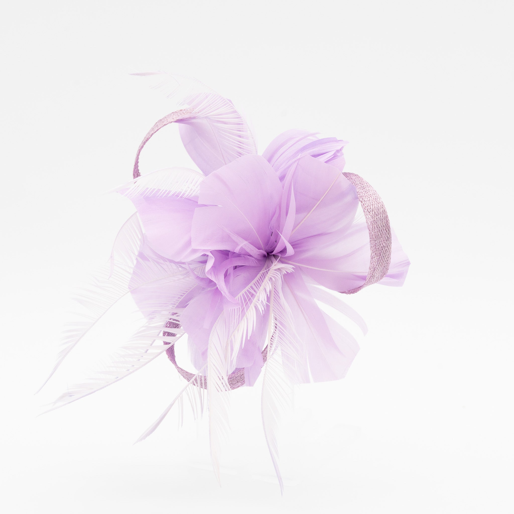 Tocado pequeño lila adornado con plumas elegantes, ideal para eventos especiales