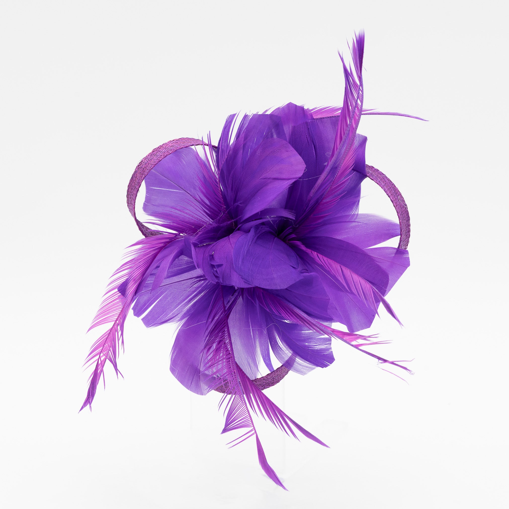 Tocado pequeño morado adornado con plumas elegantes, ideal para eventos especiales