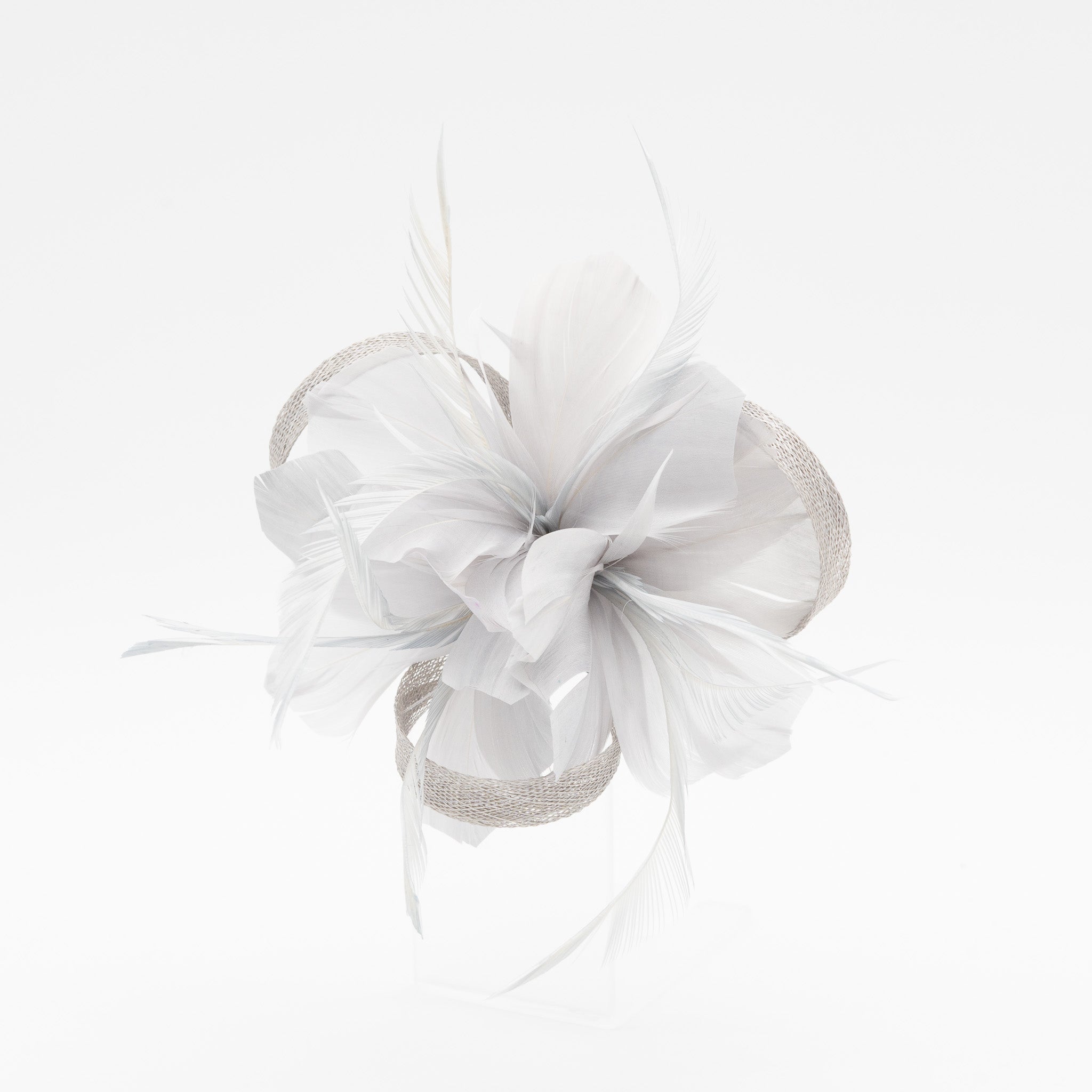 Tocado pequeño plata adornado con plumas elegantes, ideal para eventos especiales