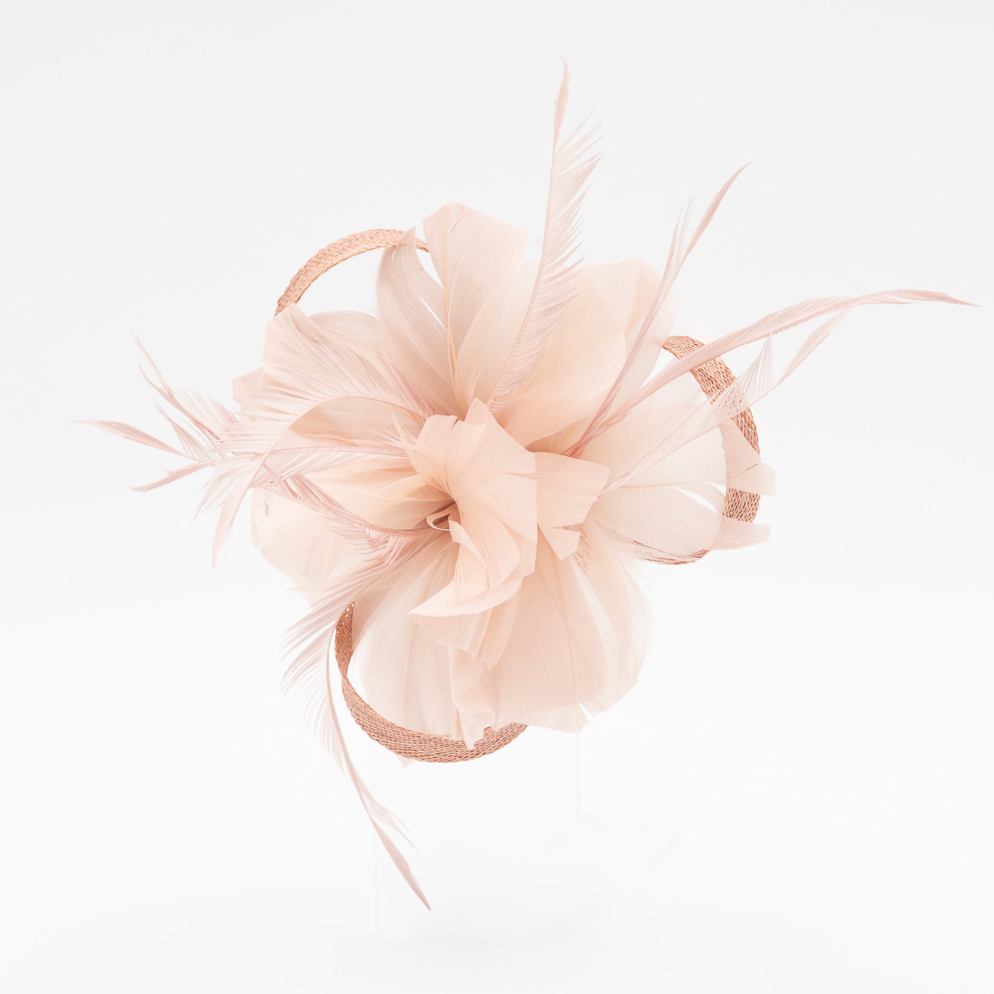 Tocado pequeño rosa palo adornado con plumas elegantes, ideal para eventos especiales