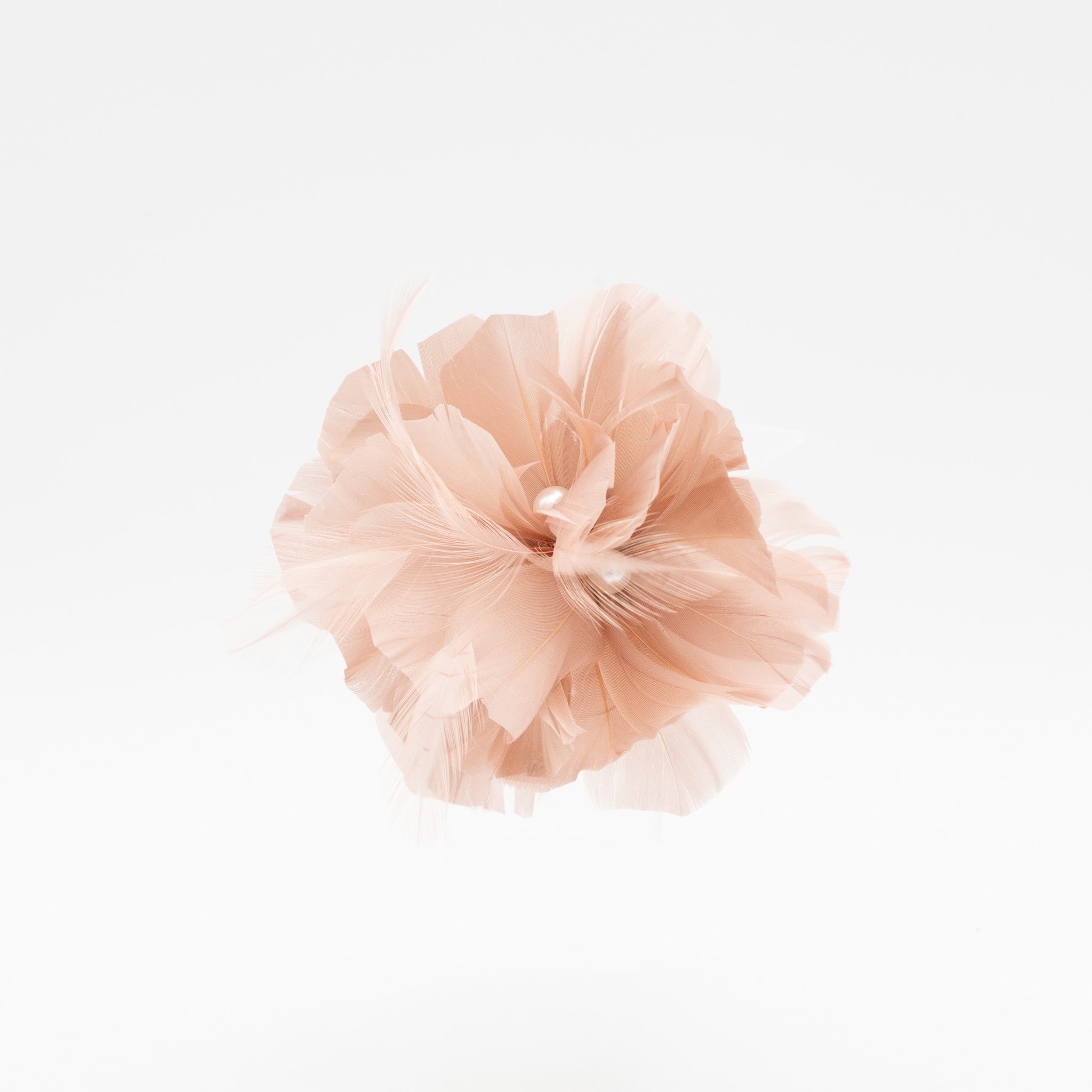 Tocado de fiesta rosa palo pequeño de plumas con detalle de perla y sujeción con pinza y broche