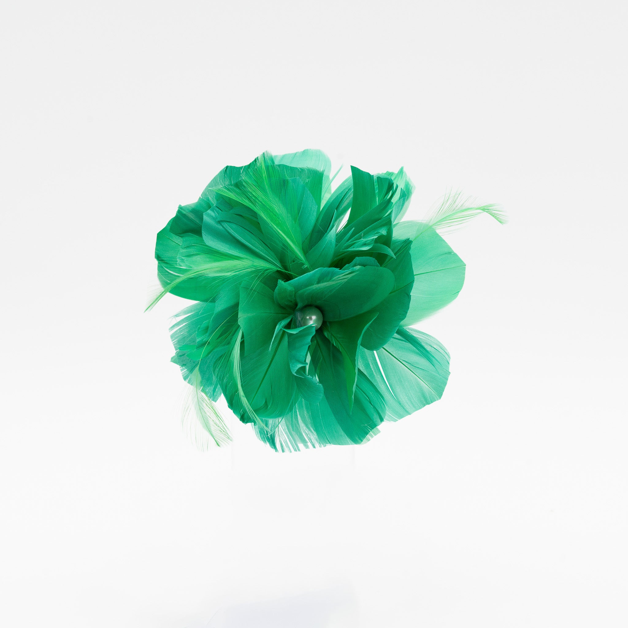 Tocado de fiesta pequeño verde hierba de plumas con detalle de perla y sujeción con pinza y broche